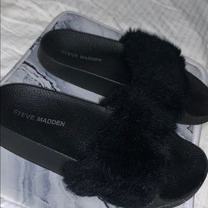 STEVE MADDEN BLACK SLIPPERS